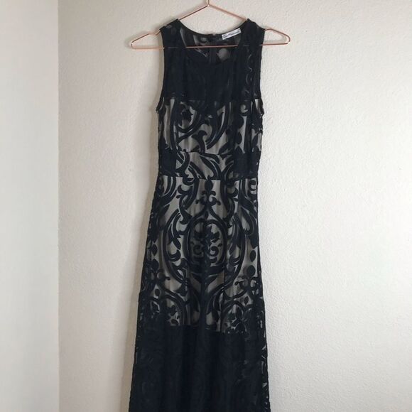 ‎Sheer lace overlay gown - Picture 2 of 10